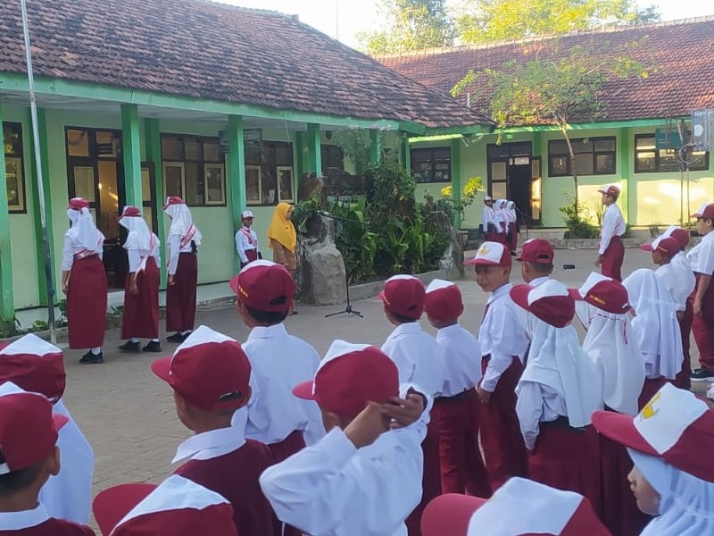 Upacara Bendera di hari pertama sekolah : Memulai semangat baru di semester 2